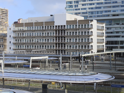 902269 Overzicht van de zuidoostzijde van NS-station Utrecht Centraal, vanaf de Moreelsebrug te Utrecht, met op de ...